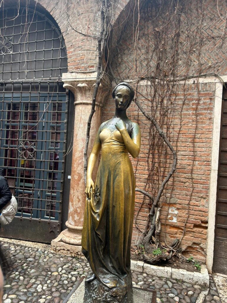 🇮🇹🇫🇷🇪🇺Groupe Europe : mobilité Erasmus+ à Salò 8 La statue de Juliette
